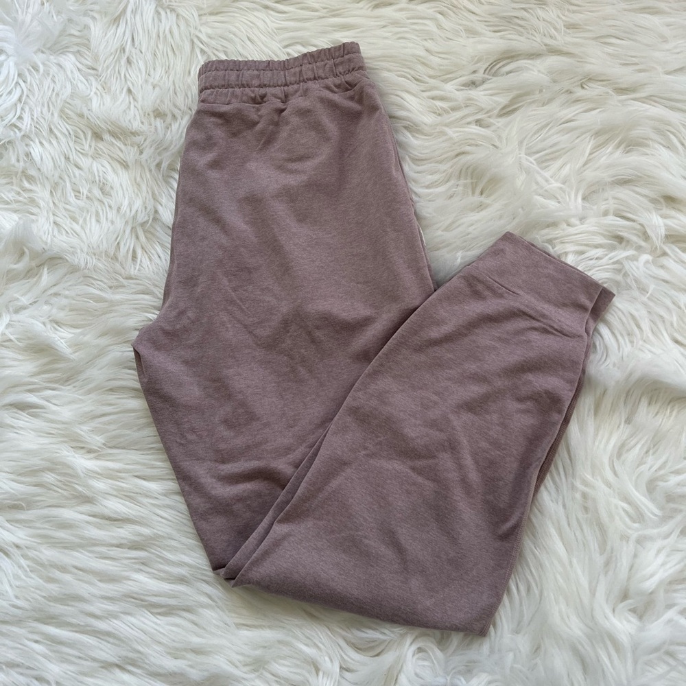 Vuori Performance Jogger in a Dusty Mauve size XS - Picture 2 of 8
